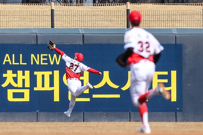 KIA 김호령이 14일 광주-기아 챔피언스 필드에서 열린 2026 KBO리그 시범경기 KT와 경기에서 1회초 KT 최원준이 친 중월 장타성 타구를 전력으로 따라가 잡아내고 있다. 사진 | KIA 타이거즈