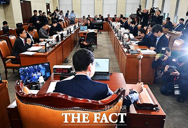 5월 1일 노동절을 법정 공휴일로 지정하는 내용의 '공휴일에 관한 법률'(공휴일법) 개정안이 24일 국회 행정안전위원회 법안심사제1소위원회에서 의결됐다. 이 법이 본회의 문턱을 넘고 국무회의에서 의결되면 노동절은 법정 공휴일이 된다. 사진은 신정훈 행안위원장이 지난 18일 오전 서울 여의도 국회에서 열린 행정안전위원회 전체회의에 참석해 안건을 의결하고 있는 모습. /배정한 기자