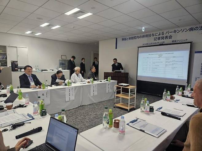 네이처셀 관계사 바이오스타 줄기세포기술연구원이 2024년 일본 도쿄 긴자클리닉에서 기자간담회를 열고 자가지방 줄기세포 정맥·척수강내 병행 투여 치료 성과를 발표하고 있다. 라정찬 원장(왼쪽 첫 번째)과 아라키 요시오 일본 의사(세 번째)가 참석했다. 연합뉴스