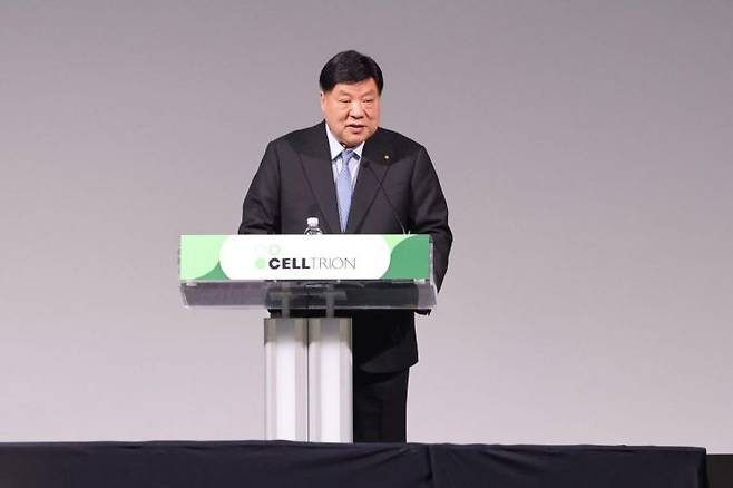 서정진 셀트리온그룹 회장이 24일 인천 연수구 송도컨벤시아에서 열린 정기 주주총회에서 발언하고 있다. 셀트리온