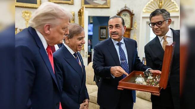 작년 9월 백악관을 방문한 파키스탄의 야전원수 무니르(오른쪽 두번째)가 트럼프 대통령에게 파키스탄의 희토류 샘플을 보여주며 양국 간 개발 협력을 제안하고 있다. 트럼프 바로 옆은 샤리프 파키스탄 총리.