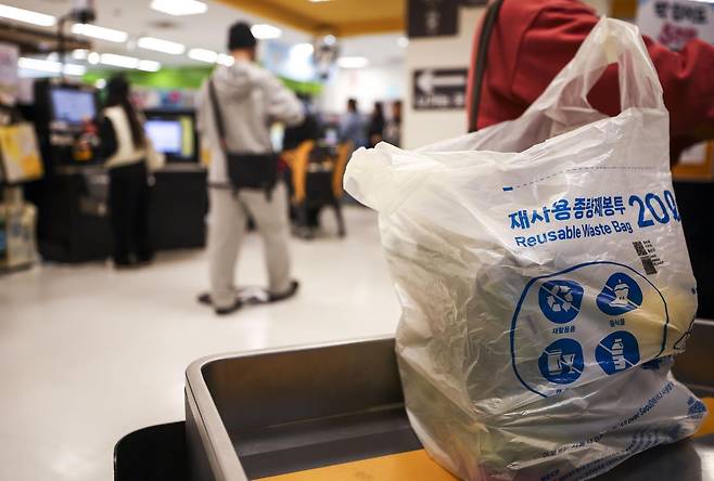 24일 서울시내 대형마트에서 시민들이 종량제 봉투를 구매하고 있다. 미국·이스라엘과 이란 간 전쟁 여파로 ‘나프타’ 공급이 불안정해지면서 비닐 수급에 비상이 걸렸다. 비닐의 핵심 원료인 나프타 수급 불안 우려가 이어지면서 소비자들의 종량제 봉투 구매 수요가 급증하고 있다. 2026.03.24 뉴시스