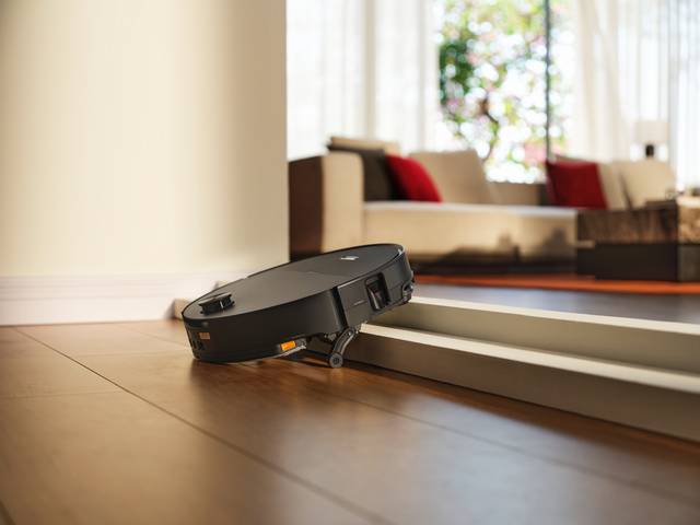 로봇청소기 신제품 'S10 맥스V 울트라'가 이중 문턱을 넘고 있다. 이 제품은 이중 문턱 기준 약 8.8㎝를 넘을 수 있다. 로보락 제공