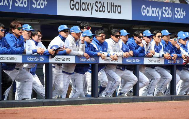 22일 대구 삼성라이온즈파크에서 열린 프로야구 LG 트윈스와의 시범경기에서 삼성 라이온즈 선수들이 더그아웃에서 경기를 지켜보고 있다. 삼성은 올시즌 LG의 2년 연속 우승을 저지할 대항마로 꼽힌다. 뉴스1
