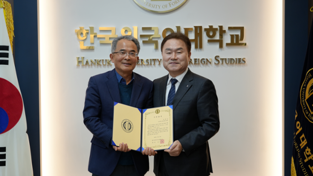 발전기금 기부 증서와 함께 기념 촬영하는 안홍진 동문(왼쪽)과 강기훈 총장