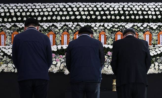 23일 오후 대전시청 1층 로비에 마련된 대덕구 안전공업 화재 희생자 합동분향소를 찾은 시민들이 참배하고 있다. 연합뉴스