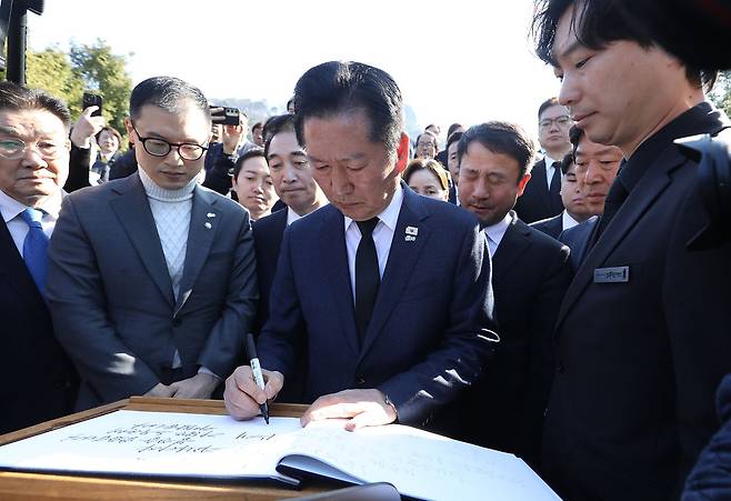 정청래 더불어민주당 대표가 23일 오전 경남 김해 진영읍 봉하마을을 찾아 고 노무현 전 대통령 묘역을 참배한 후 방명록을 작성하고 있다. 뉴스1