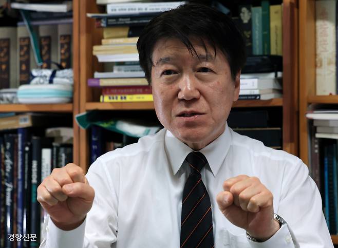 유달승 한국외대 교수가 지난 19일 서울캠퍼스 연구실에서 미국·이란 전쟁에 대해 경향신문과 인터뷰를 하고 있다. 그는 “한국의 국력과 위상이 많이 높아졌다”며 “수동적으로 관망하고 우리 경제에 미칠 파장만 계산할 게 아니라 적극적인 중재 외교를 해야 한다”고 말했다. 서성일 선임기자 centing@kyunghyang.com