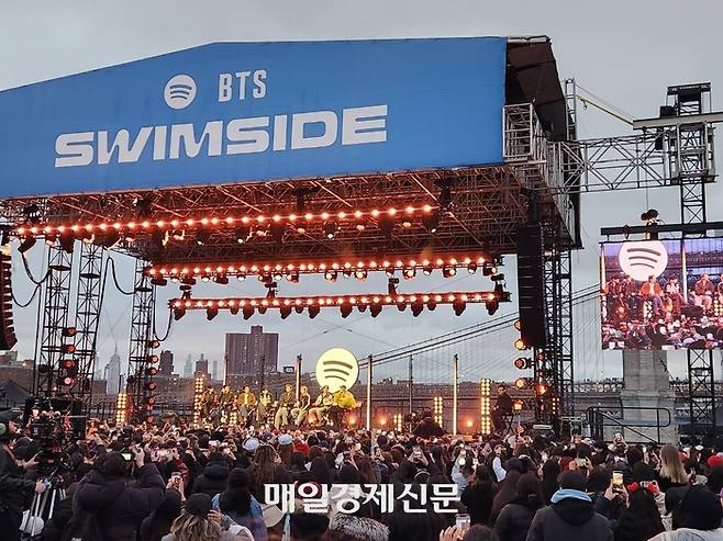 그룹 BTS가 23일(현지시간) 미국 뉴욕 맨해튼에 위치한 피어 17 루프탑에서 아미(공식 팬덤)를 위한 특별 행사인 ‘스포티파이 X BTS : 스윔사이드’를 개최했다. 행사에는 공식 팬덤 아미 1000여명이 모였다. <길금희 기자>