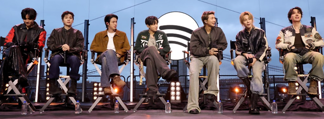 그룹 BTS가 23일(현지시간) 미국 뉴욕 맨해튼에 위치한 피어 17 루프탑에서 아미(공식 팬덤)를 위한 특별 행사인 ‘스포티파이 X BTS : 스윔사이드’를 개최했다. <Getty Images 제공 (Spotify) >