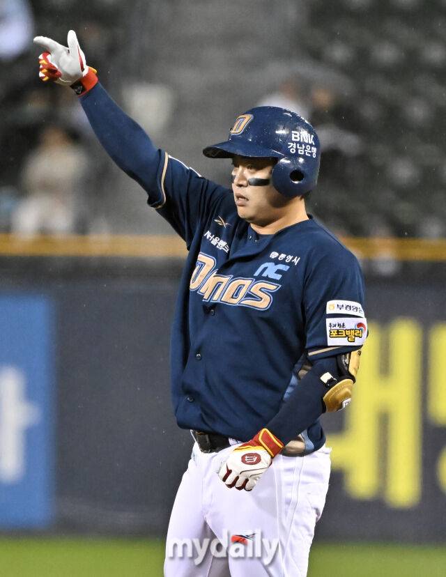 23일 오후 서울 잠실야구장에서 진행된 '2025 프로야구 KBO리그' 두산베어스와 NC다이노스의 경기. NC 권희동이 8회초 2사 1,3루서 1타점 동점 적시타를 터뜨린 뒤 환호하고 있다./마이데일리