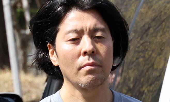 부산 부산진구 소재 아파트에서 전 직장 동료였던 항공사 기장을 살해한 혐의로 구속된 김동환(49)의 신상정보가 24일 공개됐다. 사진은 김동환이 지난 20일 오후 부산 연제구 부산지방법원에서 열린 구속 전 피의자 심문(영장실질심사)에 출석하기 위해 부산지방검찰청으로 들어서는 모습. 공동취재