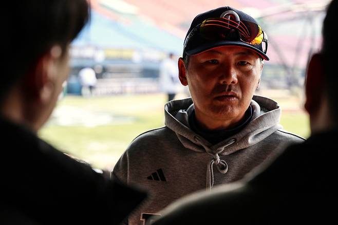 두산 김원형 감독이 지난 22일 잠실구장에서 KIA와 시범경기를 앞두고 인터뷰하고 있다. 두산베어스 제공