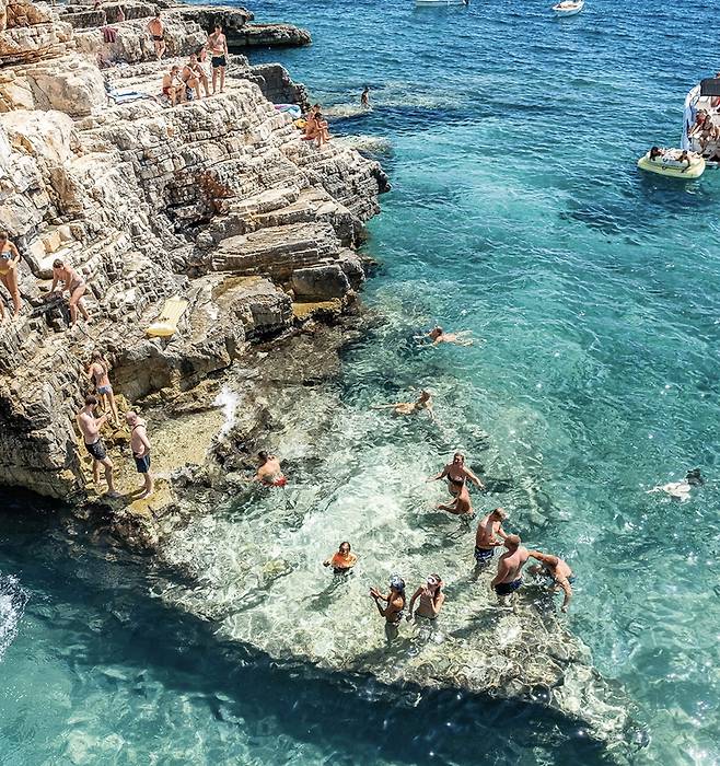영화 맘마미아 어게인에서 두 주인공이 노를 저으며 낭만적인 사랑에 빠졌던 스티니바 만. 사진제공|CNTB