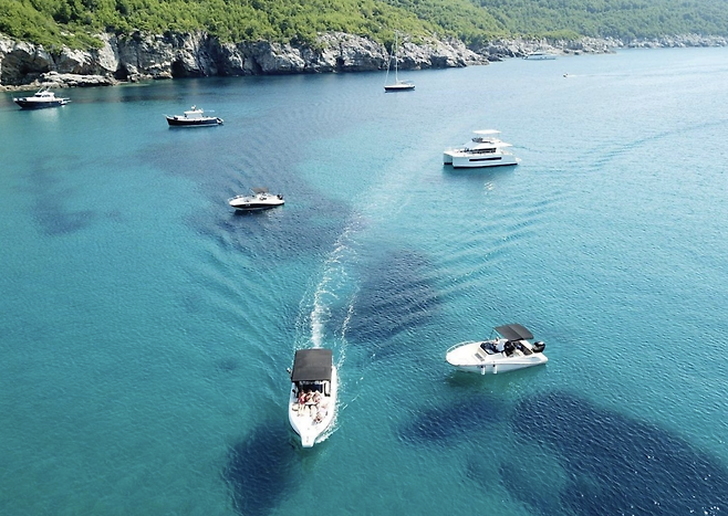 콜로체프와 로푸드 그리고 시판 섬의 정취를 하루 만에 가장 편안하게 유람하며 둘러보는 현지 보트 투어. 사진제공|CNTB