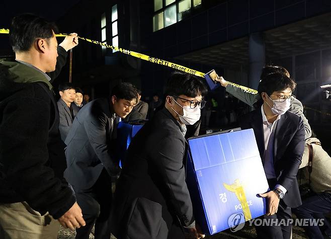 안전공업 압수수색 마친 경찰 (대전=연합뉴스) 이주형 기자 = 23일 오후 대전경찰청 관계자들이 대전 대덕구 안전공업 본사 압수수색을 마치고 압수물을 들고나오고 있다. 2026.3.23 coolee@yna.co.kr