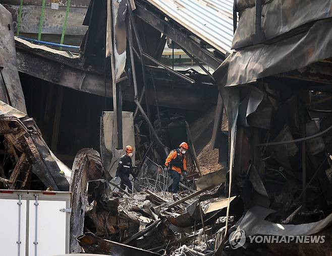 이틀째 이어지는 합동 감식 (대전=연합뉴스) 이주형 기자 = 24일 대전 대덕구 소재 자동차 부품 제조업체인 안전공업 주식회사 2일 차 감식에 나선 소방 당국 관계자들이 불에 탄 건물 안으로 진입하고 있다. 2026.3.24 coolee@yna.co.kr