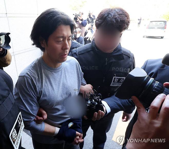 항공사 기장 살해 피의자 신상공개…49세 김동환 (부산=연합뉴스) 손형주 기자 = 전직 동료인 항공사 기장을 살해한 혐의로 구속된 피의자 김동환(49)씨의 신상이 공개됐다. 부산경찰청은 이날 신상정보공개심의위원회를 개최해 피의자의 신상정보(이름, 나이, 사진)를 공개하기로 결정했다. 사진은 김씨가 지난 20일 구속 전 피의자 심문(영장실질심사)에 출석하는 모습. 2026.3.24 handbrother@yna.co.kr