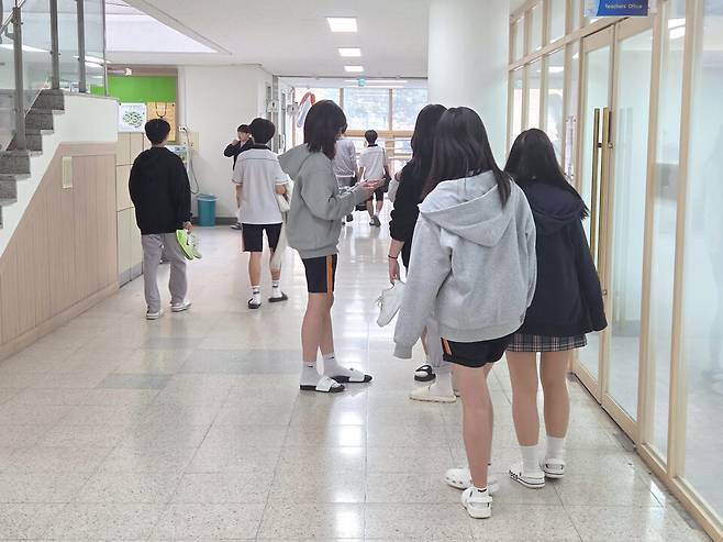 ▲ 동탄중학교 학생들이 편한교복을 입고 생활하고 있다.