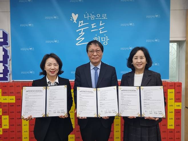 부천희망재단과 부천시 자원봉사센터, NH농협은행 부천시지부가 웰엔딩 인식개선 교육 활성화 플래너 양성 등에 협약을 체결하고 있다.<부천희망재단 제공>