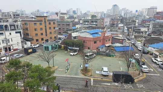 25일 광주광역시 동구 동명동 푸른마을 공동체 앞 공영주차장은 텅 비어있었지만 주변 골목길에는 불법 주차된 차들이 늘어서 있다. 황의재 수습기자