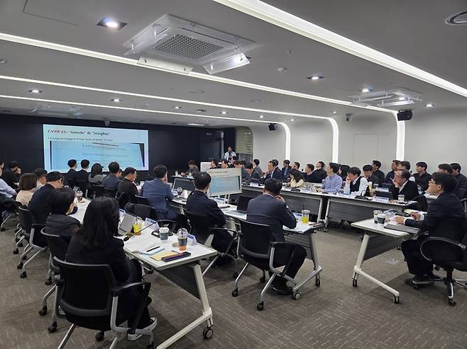 ▲ 한국수자원공사 낙동강유역본부가 25일 본부 대회의실에서 'AI전환(AX) 실행단 NEXT' 공식 출범 회의 및 심포지엄을 진행하고 있다. 수자원공사 제공