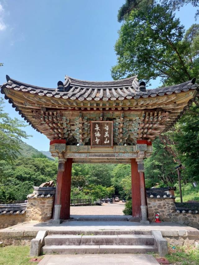 천은사 일주문.