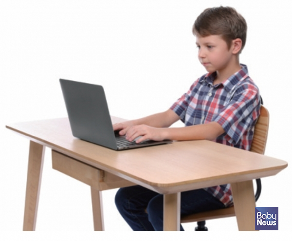 아기 책상 의자. ⓒ임신영