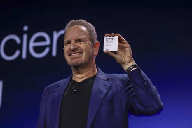 르네 하스 Arm 최고경영자(CEO)가 24일(현지시간) 공개한 AI 데이터센터용 중앙처리장치(CPU)인 'Arm AGI CPU'를 들어 보이고 있다.(사진=Arm)