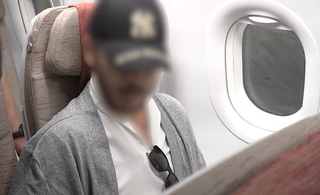 국내 송환에 앞서 박왕열이 필리핀에서 출발하는 비행기에 탑승해 앉아 있는 모습.(법무부 제공)