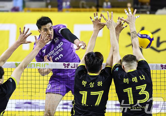 25일 오후 경기 의정부 경민대학교 기념관에서 열린 2025-26 V리그 남자부 준플레이오프 KB손해보험과 우리카드의 경기, 우리카드 아라우조가 공격을 하고 있다. 2026.3.25 ⓒ 뉴스1 김도우 기자