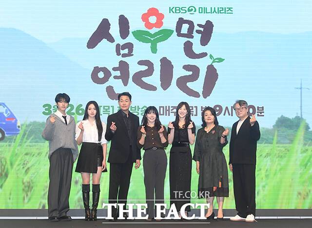 배우 이진우 최규리 박성웅, 최연수 감독, 배우 이수경 남권아 이서환(왼쪽부터)이 25일 오후 2시 서울 구로구 신도림 디큐브시티 더세인트 그랜드 볼룸 홀에서 진행된 KBS2 새 미니시리즈 '심우면 연리리' 제작발표회에 참석해 많은 시청을 독려했다. /박상민 기자