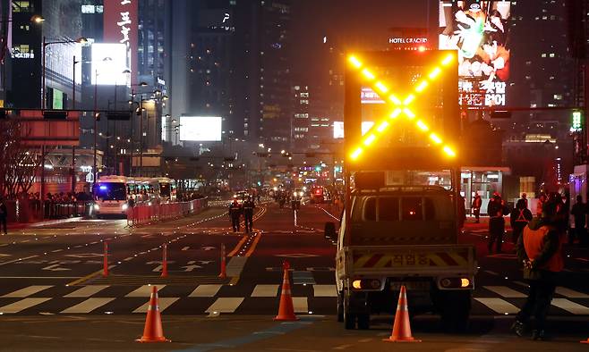 3년 9개월 만에 완전체로 컴백하는 방탄소년단(BTS)의 광화문 공연을 하루 앞둔 20일 오후 서울 광화문 광장 일대 교통이 통제되고 있다. 경찰 및 서울시 등에 따르면 이날 오후 9시부터 공연 무대가 설치되는 세종대로 시작으로 우회 운행이 시행됐다. 통제 구간은 무대가 있는 광화문광장 북단부터 시청까지 약 1.2㎞으로 공연 다음 날인 22일 오전 6시까지 통행이 제한되었다. /뉴스1