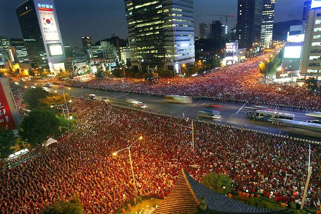 2002년 6월 한일 월드컵 당시 광화문에 모인 거리 인파 /조인원 기자