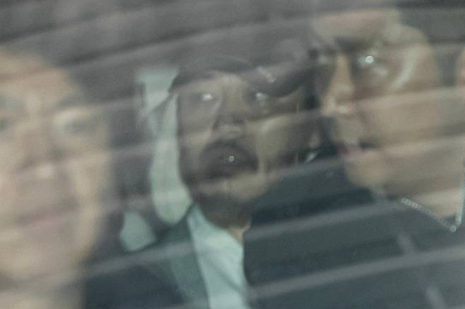 필리핀에서 복역 중이던 이른바 '마약왕' 박왕열(48)이 25일 한국으로 송환, 인천국제공항에서 호송차량에 탑승하고 있다. /뉴스1