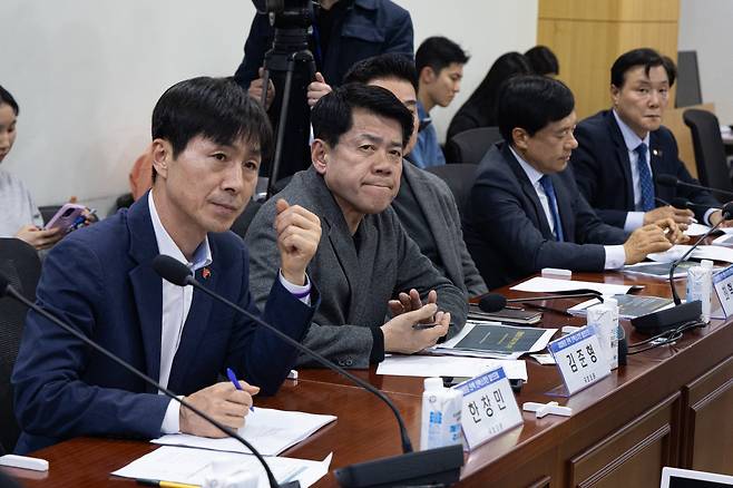 25일 국회 의원회관에서 열린 조희대 대법원장 탄핵소추안 발의 의원모임에서 참석 의원들이 김경호 변호사의 탄핵소추안 발제를 경청하고 있다./뉴스1