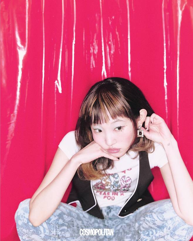 베스트, 프린트 데님 팬츠 모두 가격미정 Louis Vuitton. 스팽글 티셔츠 가격미정 Kenzo. 귀고리 가격미정 Roger Vivier.