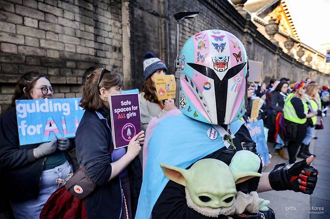 2025년 12월 13일 영국 런던에서 걸가이딩(Girlguiding) 내 트랜스젠더 인권을 요구하는 시위가 벌어졌다. 사진=게티이미지코리아