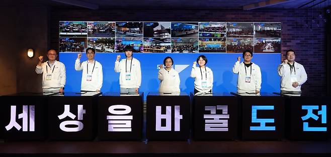 한성숙(가운데) 중소벤처기업부 장관이 25일 오후 서울 서초구 드림플러스 강남에서 열린 모두의 창업 발대식에서 참석자들과 기념촬영을 하고 있다. 2026.03.25. 20 서울=뉴시스