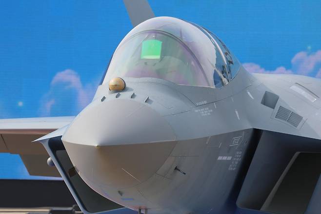 25일 경남 사천 한국항공우주산업에서 KF-21 양산 1호기가 공개되고 있다.20260324 청와대사진기자단