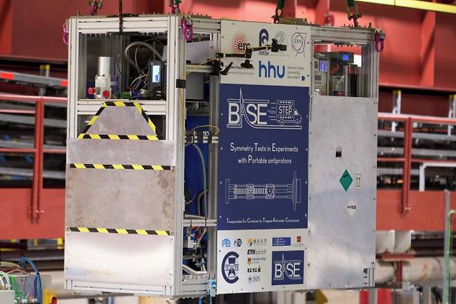 초전도 자석과 액체 헬륨(He) 기반의 극저온 냉각 장치 등이 도입된 초진공 챔버 내에 반양성자를 가둬 옮기는 특수 장비 '베이스-스텝(BASE-STEP) 트랩'. CERN 제공