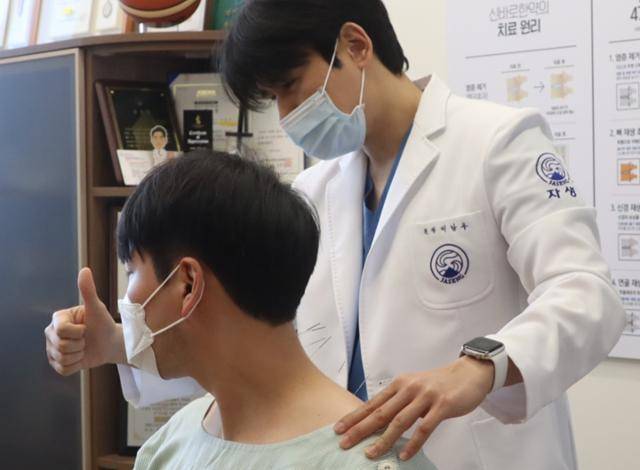 급성 경항통 환자에게 의료진이 동작침법을 실시하고 있다. 자생한방병원 제공