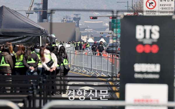 방탄소년단(BTS)의 컴백 공연일인 21일 공연 관계자들이 무대와 관람석이 설치된 서울 광화문광장 일대를 통제한 채 분주하게 움직이고 있다. 강윤중 기자