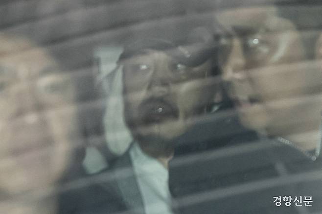 필리핀 교도소에 수감된 상태에서 국내에 다량의 마약을 유통한 ‘마약왕’ 박왕열이 25일 인천공항에서 호송 차량에 탑승해 있다. 이재명 대통령이 지난 3일 페르디난드 마르코스 주니어 대통령에게 박씨 송환을 직접 요청한 지 20여 일 만이다. 성동훈 기자