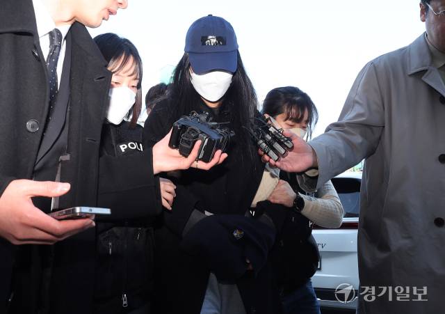 세 살 딸을 학대해 숨지게 한 30대 친모가 지난 19일 오전 안산시 수원지방법원 안산지원에서 열린 구속 전 피의자 심문(영장실질심사)에 출석하고 있는 모습. 경기일보DB