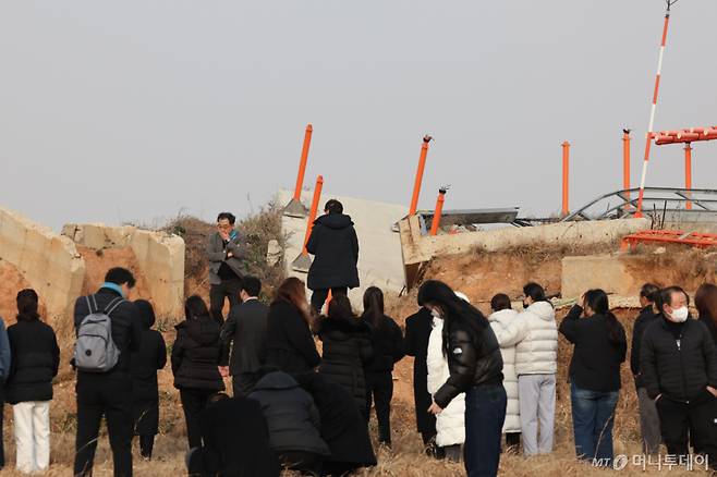 (무안=뉴스1) 박지현 기자 = 179명이 사망한 12·29 제주항공 무안공항 참사 1주기인 29일 전남 무안공항에서 유가족들이 활주로 내 피해를 키운 원인으로 지목된 방위각 시설물(로컬라이저)를 가까이서 바라보고 있다. 2025.12.29/뉴스1 Copyright (C) 뉴스1. All rights reserved. 무단 전재 및 재배포, AI학습 이용 금지. /사진=(무안=뉴스1) 박지현 기자