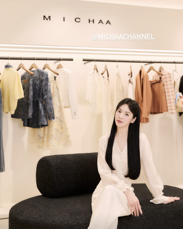 송혜교가 고급스럽고 우아한 분위기로 근황을 전했다. / 송혜교 SNS