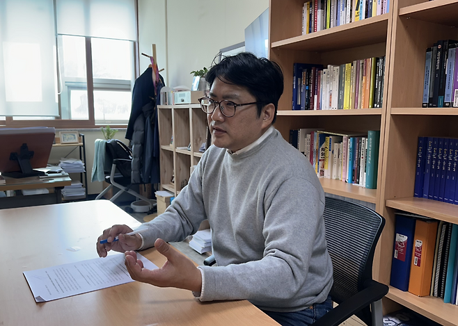 현정환 동국대 국제통상학과 교수가 헤럴드경제와 인터뷰에서 스테이블코인 교환 플랫폼의 필요성을 강조하고 있다. 경예은 기자.