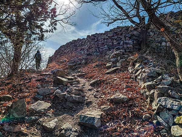 정상 근처 고락산성 성벽.