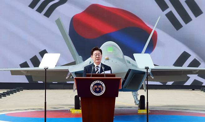 이재명 대통령이 25일 경남 사천 한국항공우주산업(KAI)에서 열린 KF-21 양산 1호기 출고식에서 격려사를 하고 있다. 연합